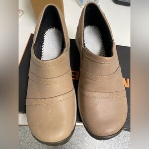 Women’s Merrell Tan Loafers Slip-On Shoes *size mismatch *